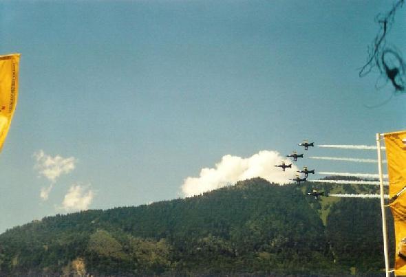 Bildname: AirRace-Interlaken-2007.07-800x-1.jpg 
 Breite: 799 Pixel 
 H�he: 547 Pixel 
 Gr�sse: 52 kB 