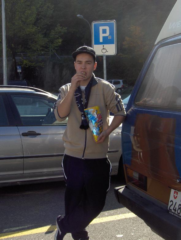 Bildname: 05. Ersti Pause zom de Buuch z fuelle.JPG 
 Breite: 2144 Pixel 
 H�he: 2848 Pixel 
 Gr�sse: 1.145 kB 